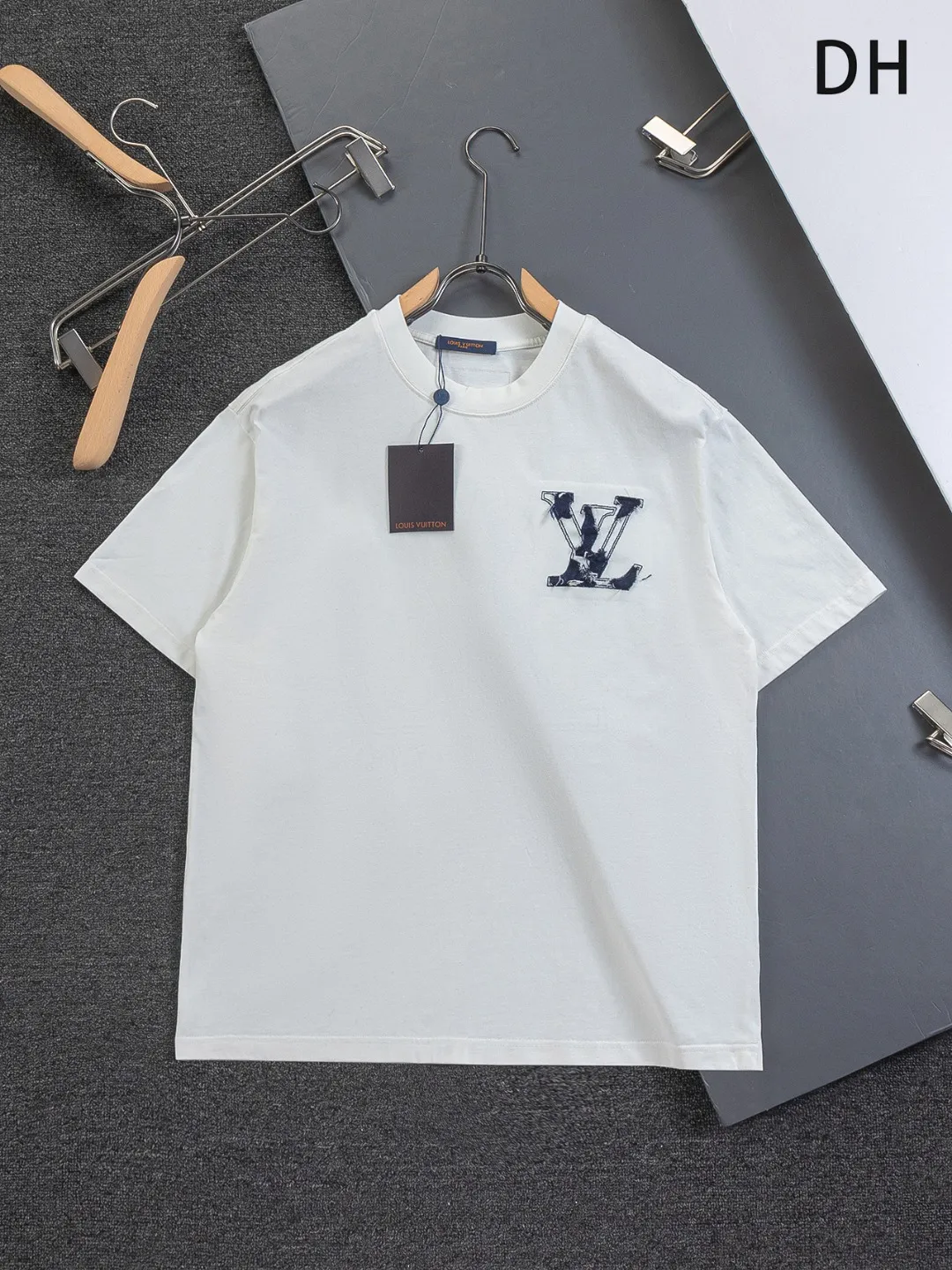 🅿️210 Louis Vuitton 1V LV lv slightly wide version S-XL LV 26ss new products are available at counters simultaneously. Multiple craftsmanship. Front and rear denim patch letters🪡 embroidery. Round neck short-sleeved T-shirt, same style for men and women! Consigned to one-to-one creation. Synchronized with the official website, pure cotton fabrics at the counter! It is close to the skin and comfortable, durable and easy to wear. It has a classic and simple logo design and meticulous original craftsmanship. Short-sleeves, a must-have item for men, do not appear to be the same for the general public, but must be unique and eye-catching. This LV short-sleeve is all about quality, comfort, the same shape and fashion as always, including fabrics and cutting techniques. All of them have been made with great effort! 320 grams of washed pure cotton fabric, pure cotton is breathable, very refreshing and comfortable for daily wear. The rib knitting on the neckline is smooth and tight, and the neckline will not be skewed if you toss it at will. The loose version, you will find that it looks really good on the upper body. The overall is minimalist and neat, super versatile for daily use! Pair it casually with a pair of pants for a youthful look. A T-shirt will make your outfit crazy. It is a fashionable item that can never go wrong! Color: Black White Size: S-XL Size chart: S: Shoulder width 50-Bust 56-Length 70 M: Shoulder width 52-Bust 57-Length 72 L: Shoulder width 54-Bust 59-Length 74 XL: Shoulder width 56-Bust 62-Length 76